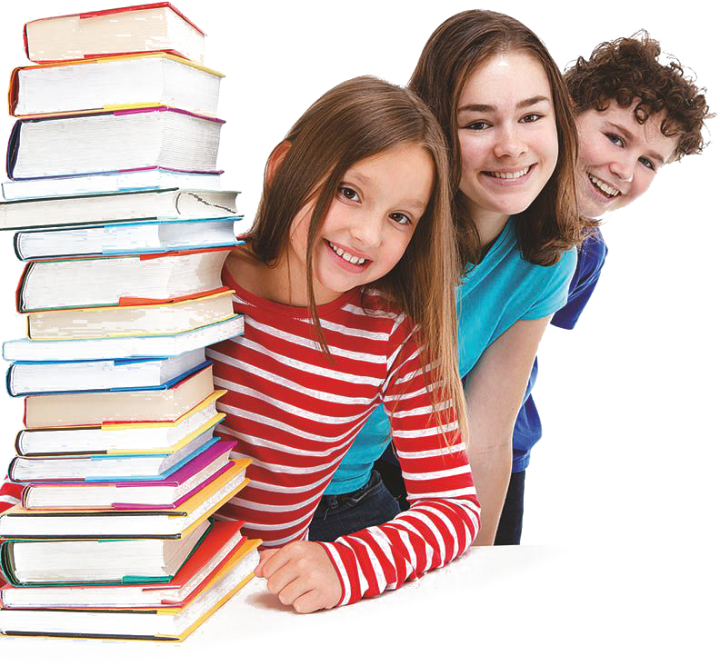 Schülerinnen und Schüler hinter einem Bücherstapel